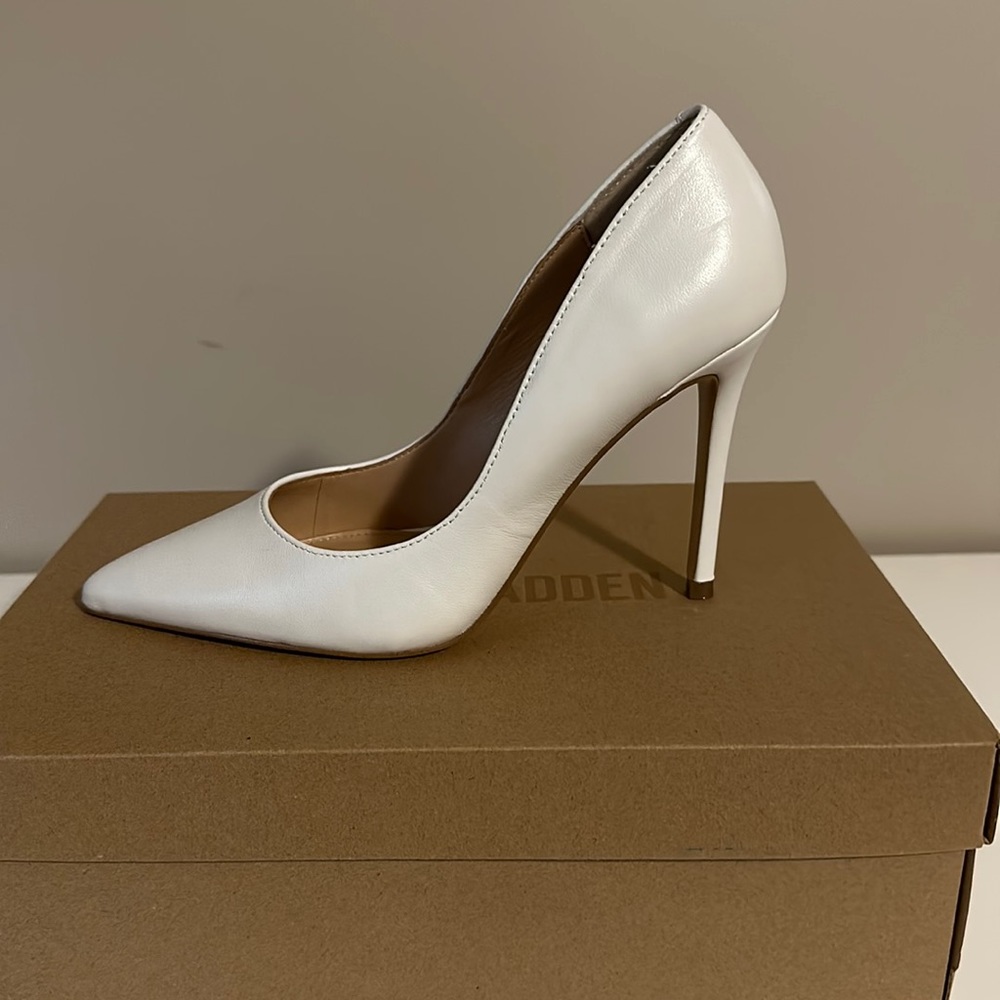 white steve madden pumps